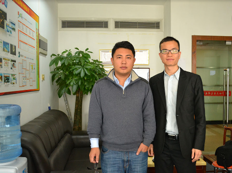 銷售人員與來(lái)訪客戶合影